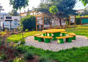 Drewniany stół w kształcie plastra miodu z 6 drewnianymi ławkami.