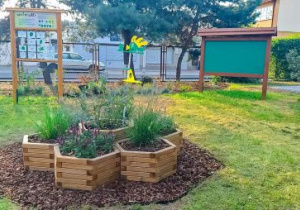 Stacja meteorologiczna wśród roślin.