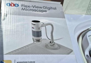 Mikroskop cyfrowy z zestawem preparatów mikroskopowych.